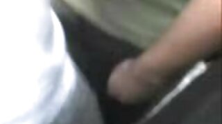 Morena de vídeo pornô caseiro brasileiro cabelos compridos coloca seu gato no pau do amante