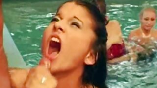Redemoinho ruivo arranjou carícias lésbicas e gata comendo no restaurante vídeo pornô caseiro brasileira em cima da mesa