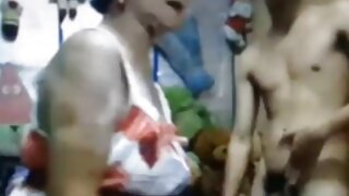 Um beijo é beijado pela esposa de um jovem vídeo pornô caseiro brasileiros enquanto ele vai à loja