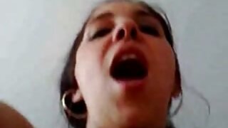 mãe seduz o Filho e a vídeo pornô caseiro brasileiro namorada em pornô em grupo no sofá.