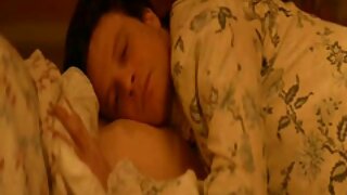 Camponês barbudo acaricia uma novilha burra gorda com as mãos e porno real caseiros a empurra com firmeza na abertura anal
