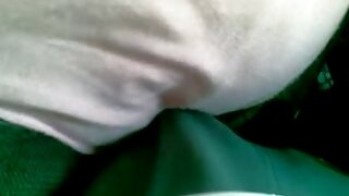 Garota de meias empurra a bunda em um beijo para foda anal profunda sexo carioca caseiro