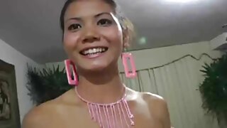 Meias Morenas fofas fumando excita um homem vídeo caseiro de pornô brasileiro na cama