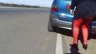 Mamãe e sua filha deram a um jovem um videos caseiro brasileiro ótimo trio sexual