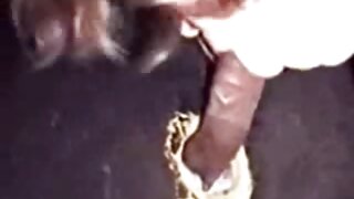 O cara convidou duas mamães para casa para um beijo em grupo na sala. novinha gostosa porno caseiro