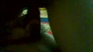 Jovem Negra montando um pau comprido depois de jogar vídeo de sexo brasileiro caseiro vôlei