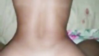 Um negro gordo pressiona uma garota branca e a fode com um beijo de perto. video sexo caseiro brasileiro